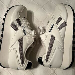 Super cute Reebok tennis shoes. Size 8.5. Worn once.